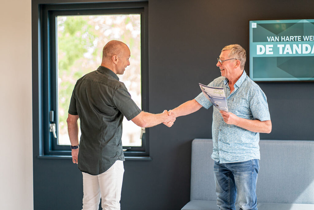 Hand schudden bij een afspraak bij De Tandarts Ijsselstein