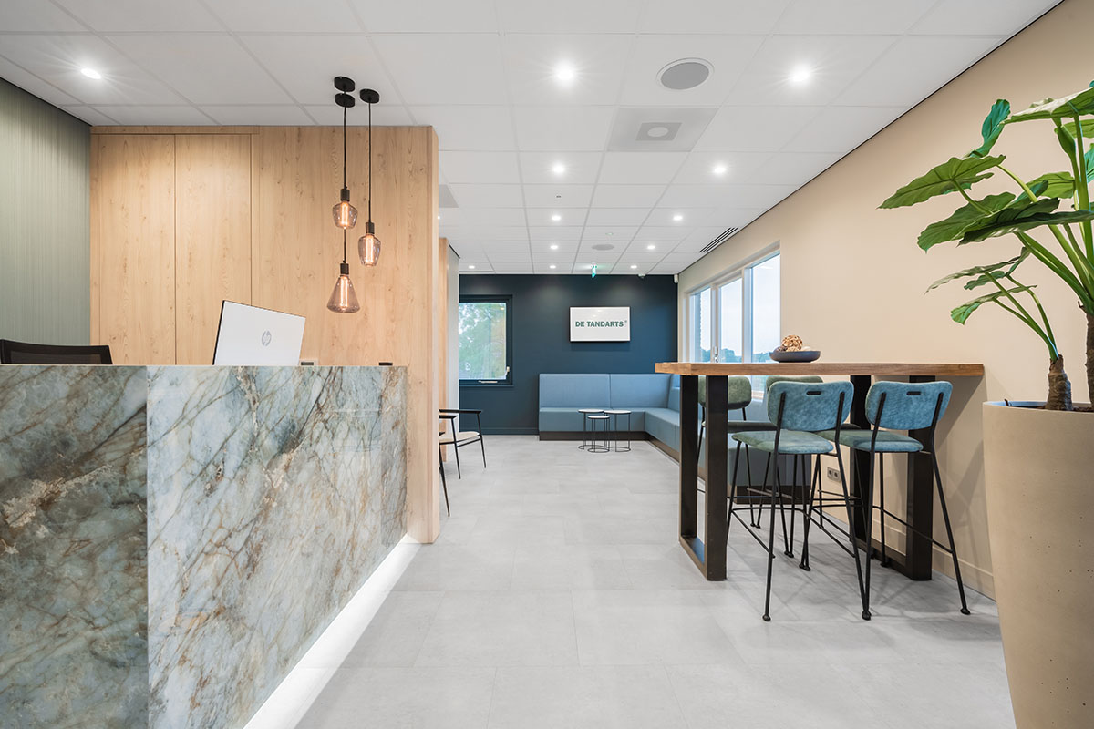 Wachtkamer van De Tandarts IJsselstein, een warme en rustige omgeving